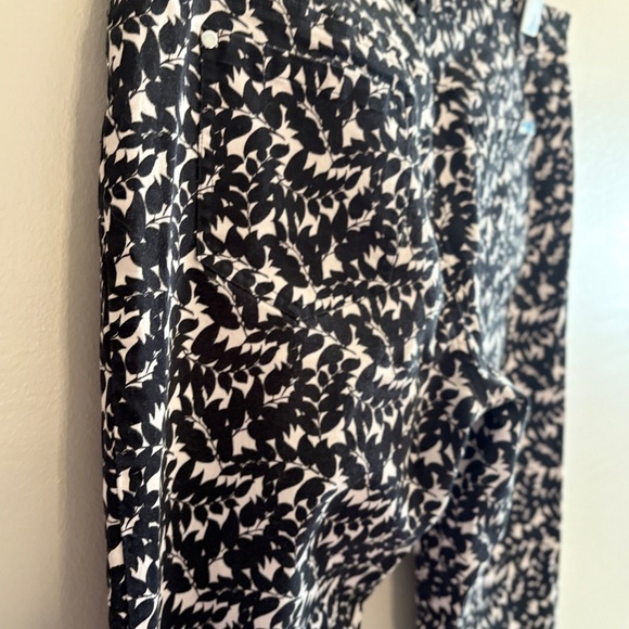 MDKNYC Black & White Print Cotton Slim Cut Ankle Pant - Picture 12 of 15